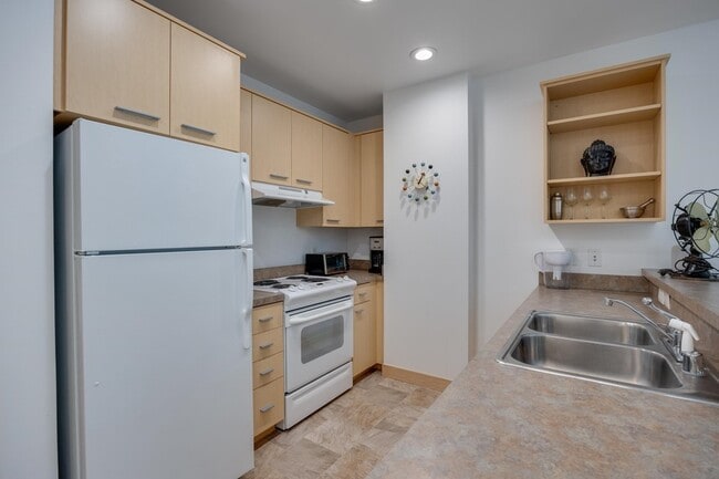 Building Photo - 309 W Washington Ave