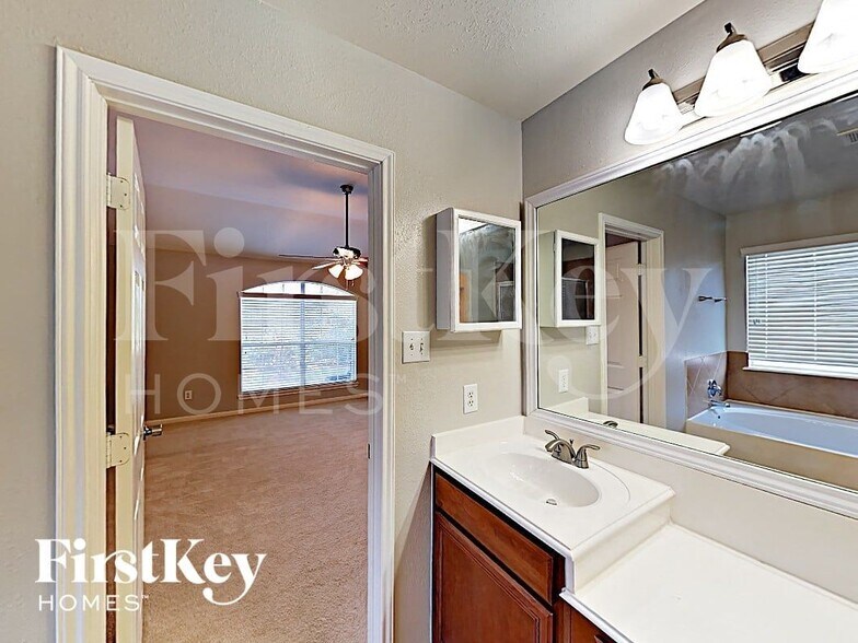 Building Photo - 15207 Green Whisper Dr
