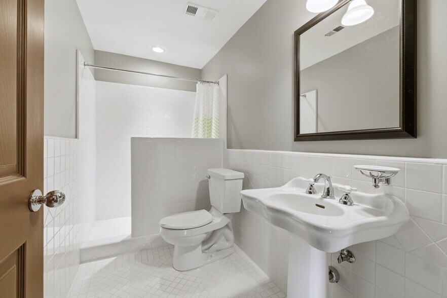 Building Photo - 14960 Dickens St