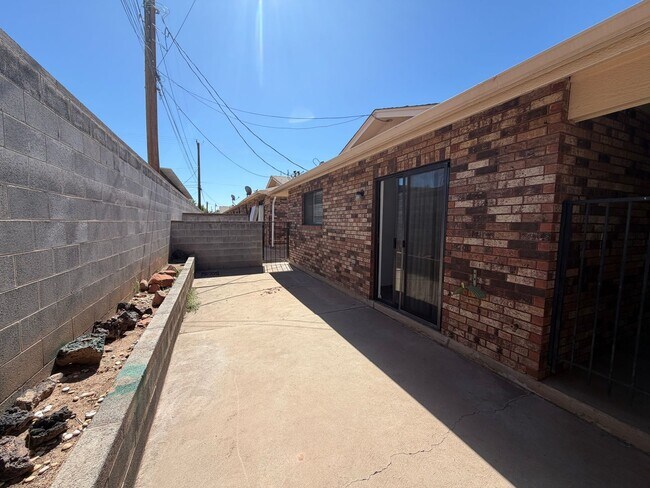 Building Photo - DARLING TOWNHOME FOR RENT!