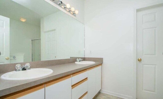 Building Photo - 1430 Fox Pointe Cir