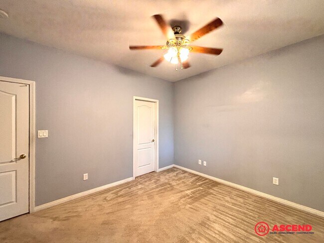 Building Photo - Lovely 5 Bedroom Home In River Oaks Area!