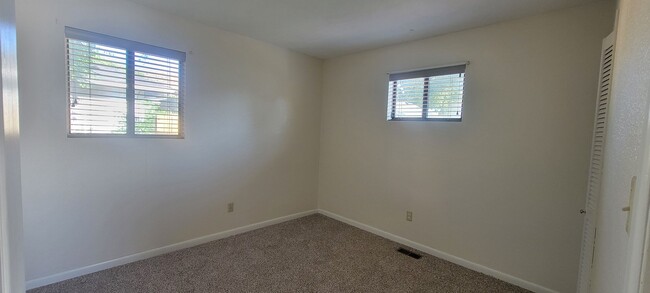 Building Photo - 2 bedroom 1 bath home with garage