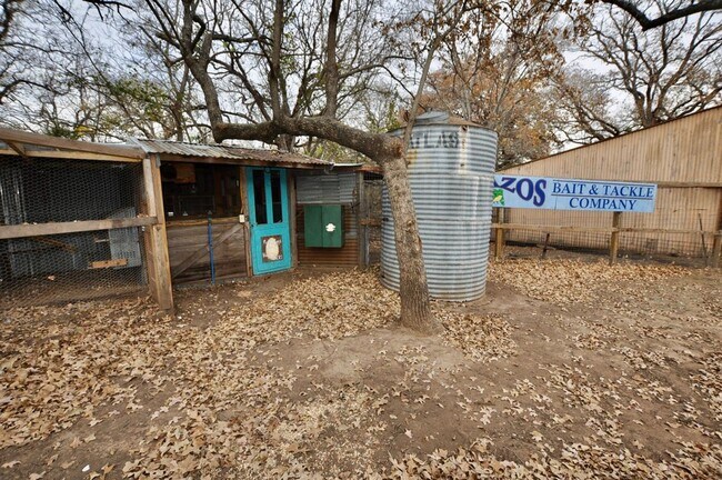 Building Photo - COMING SOON - FOR LEASE! Hard to Find Hors...