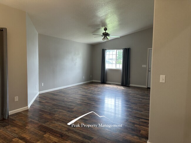 Building Photo - 614 Alturas St