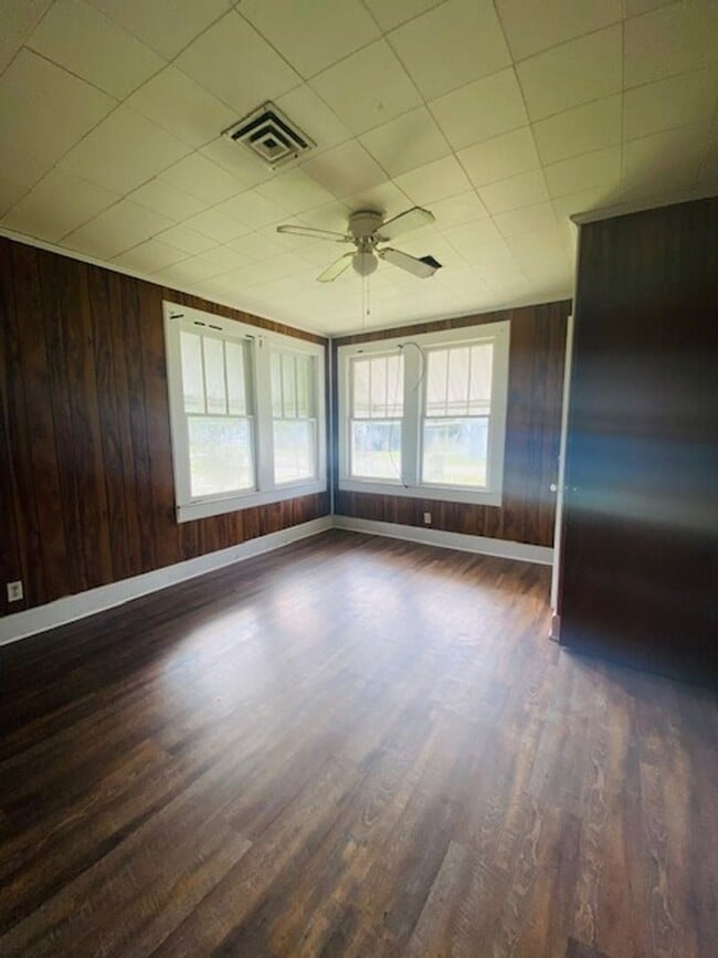 Building Photo - 107 Barry St