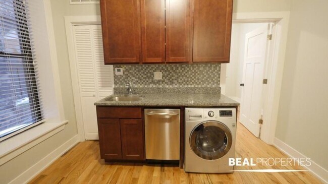 Building Photo - 3 bedroom in CHICAGO IL 60657