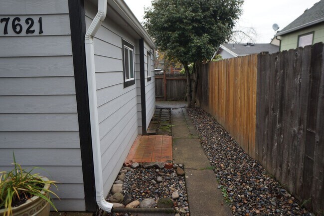 Building Photo - NE Portland updated one bedroom "Jewel"