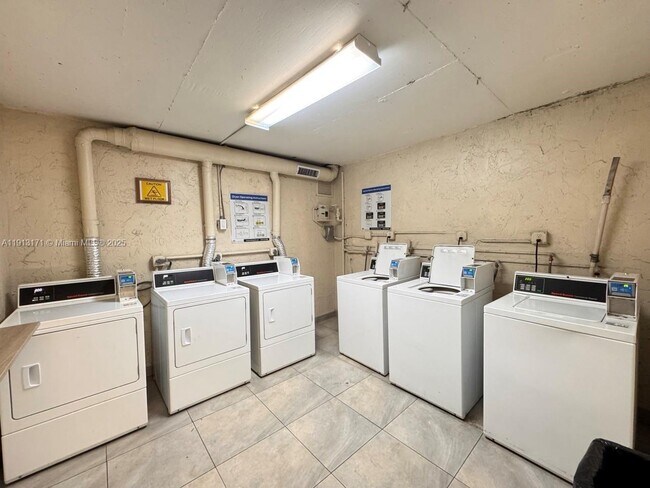 Building Photo - 5201 Geneva Ct