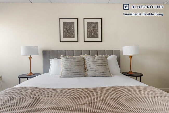 Building Photo - 10 Magazine St