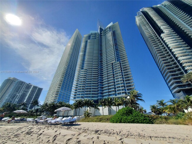 Building Photo - 17001 Collins Ave