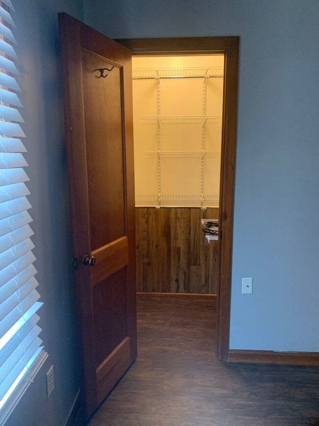Building Photo - Charming 2-Bed with Bonus Space & Private ...