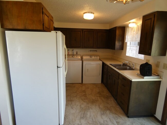 Building Photo - Tastefully Maintained Charmer