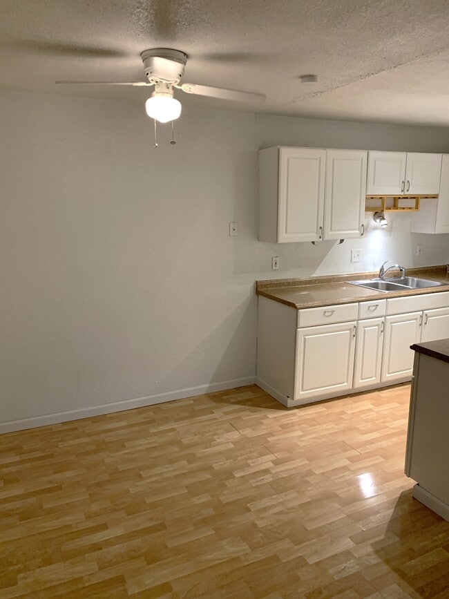Building Photo - 1400 Golden Cir
