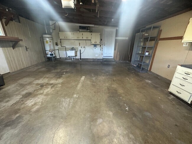 Building Photo - 9101 Rosewood Dr
