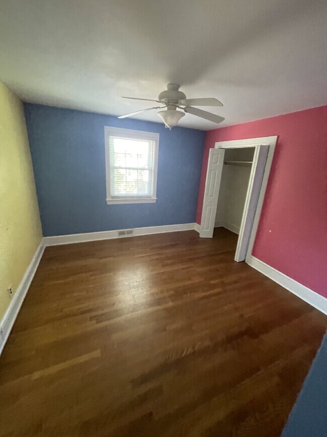 Building Photo - "Charming 3-Bed, 2-Bath Home- Fenced in Ya...