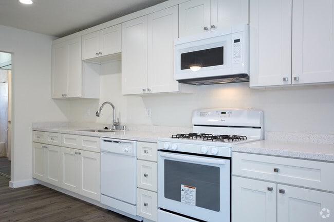 1BR, 1BA - 650 SF - 1740 Redondo