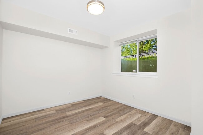 Building Photo - Kirkland Rose Hill - 2 Bedroom Plus Office & Bonus Room & Garage