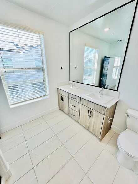 Building Photo - 2821 E Tamarind Dr