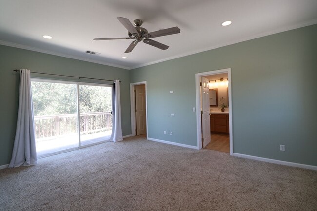 Building Photo - Beautiful Templeton Home