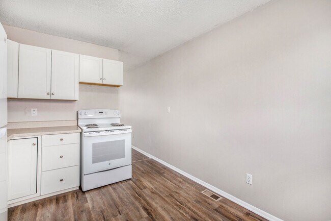 Building Photo - Beautiful 2BR/1BA Duplex in Independence!