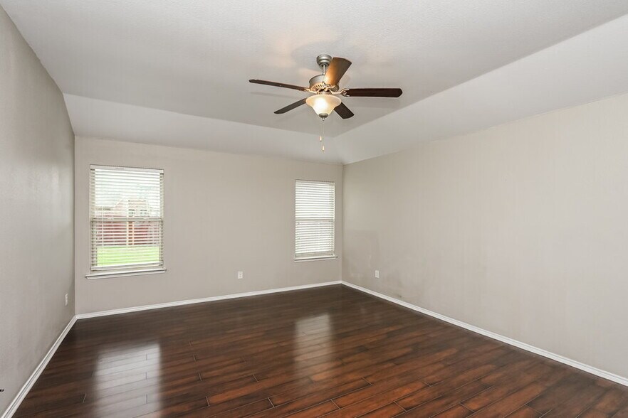 Building Photo - 900 W Bend Blvd