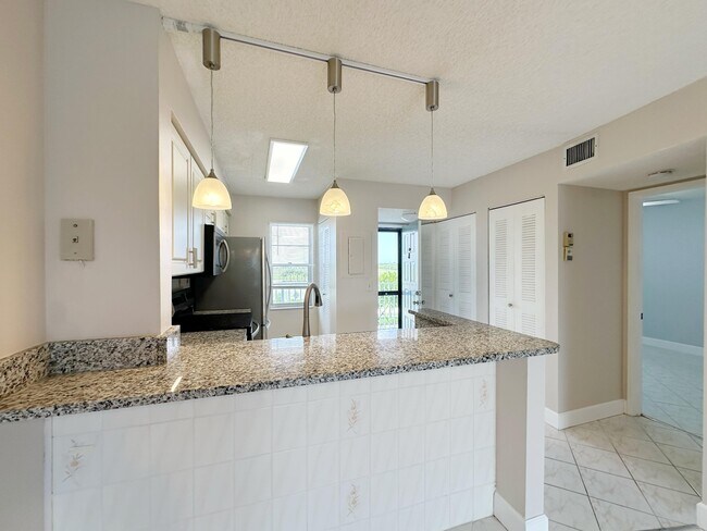 Building Photo - 2220 N Cypress Bend Dr