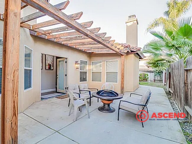 Building Photo - Stunning 3 Bedroom Home In Rosedale!