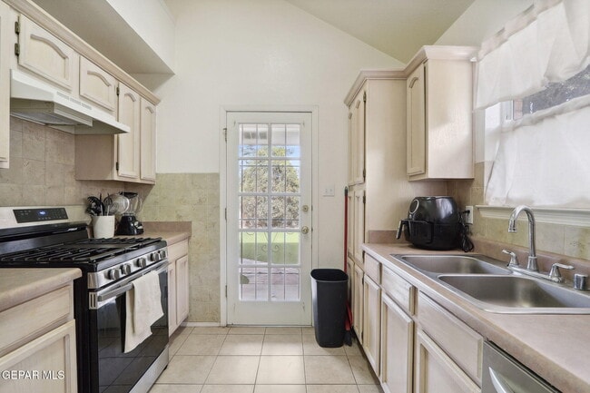 Building Photo - 3286 Sal Berroteran Dr