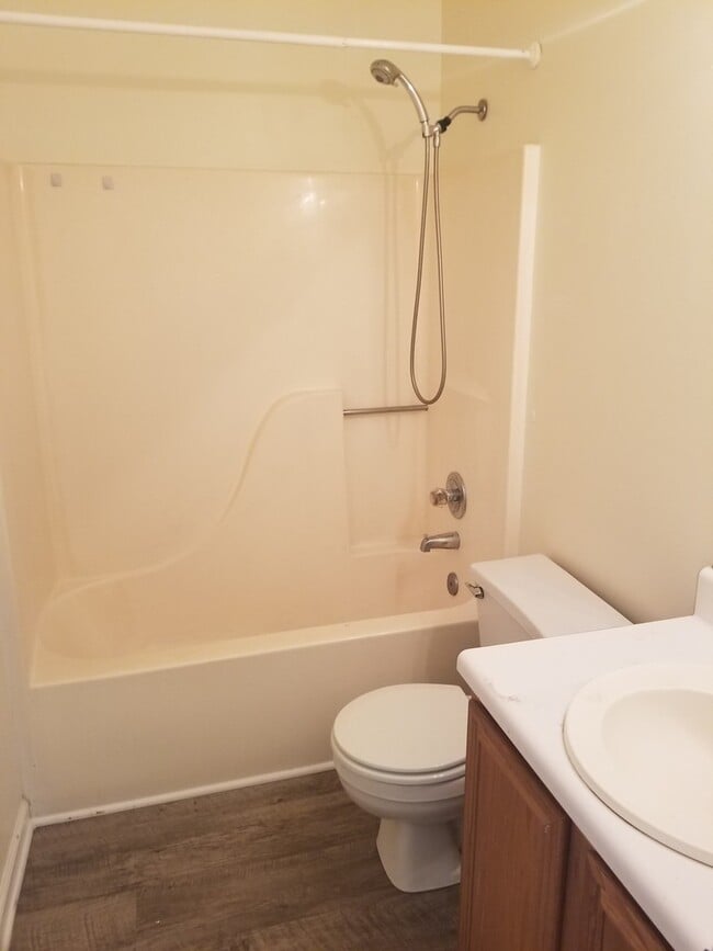 Building Photo - 2 BR duplex near Four Seasons, Twin Lakes