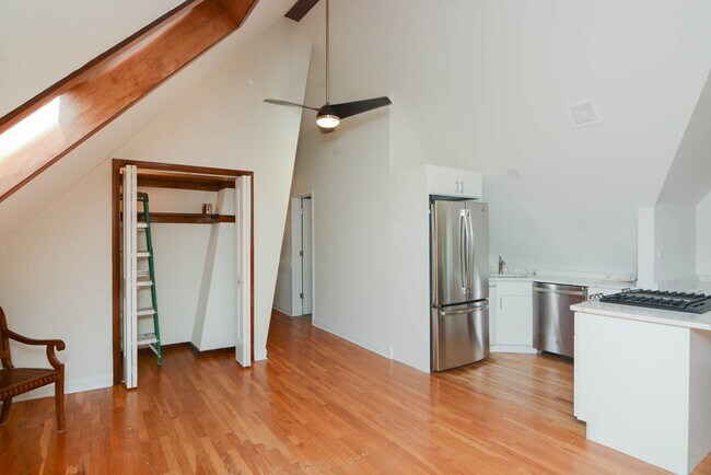 Building Photo - 1111 W Roscoe St