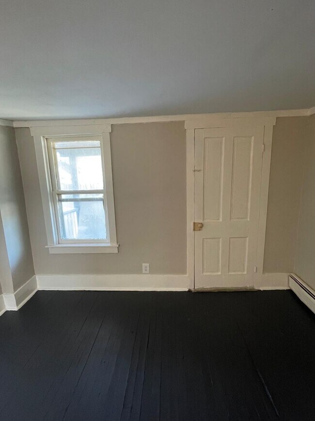 Building Photo - Newly Renovated 3BR Home – Move-In Ready
