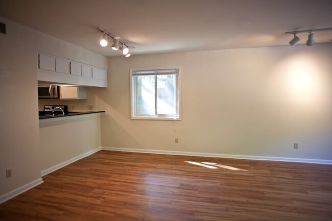 Building Photo - Live at Chancellor Square in a renovated u...