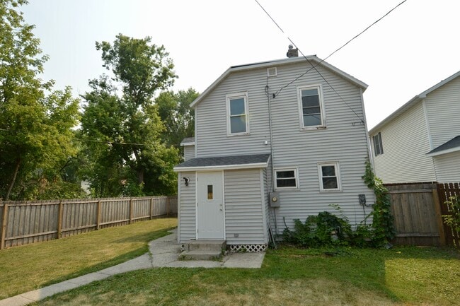 Building Photo - Updated 5 Bedroom House for Rent Near Downtown!