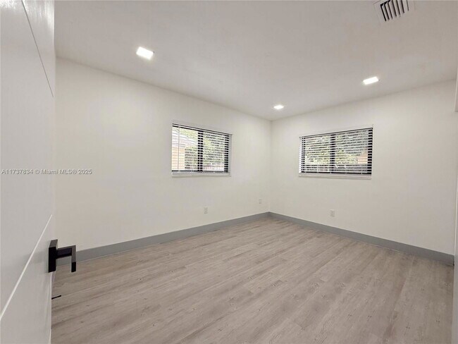 Building Photo - 9015 SW 96th Ave