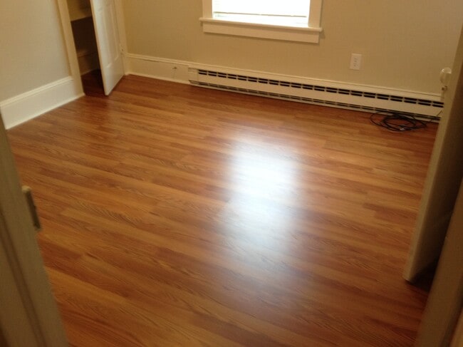 Building Photo - 142 E 5th St