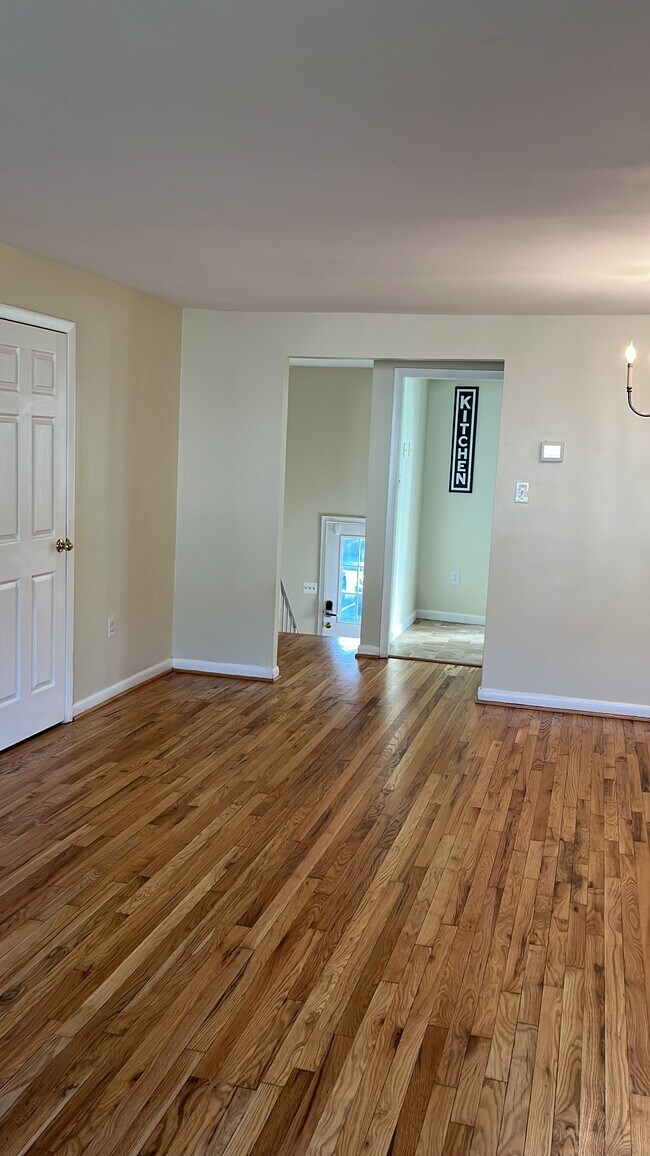 Building Photo - 2 Wimbledon Ln