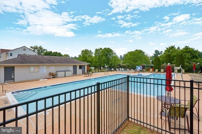 Building Photo - 239 Frazer Dr