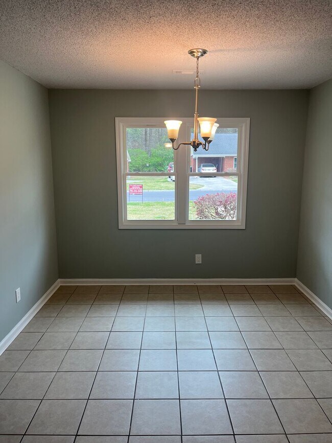 Building Photo - 9 Oakcrest Trail NE