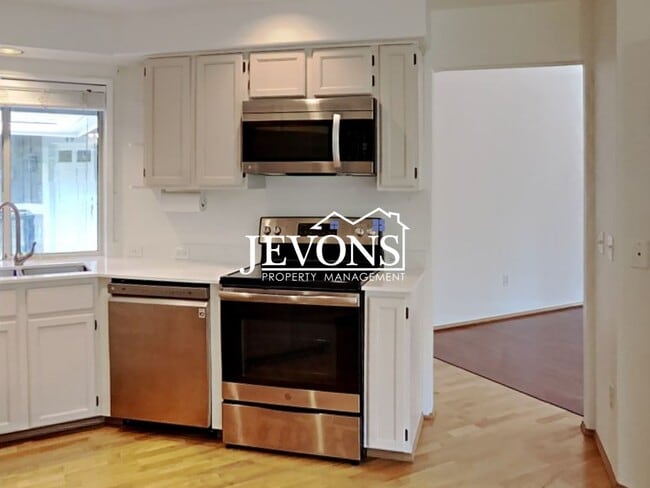 Building Photo - Fabulous 2 Bedrooms, 2 Bathroom, Top-Floor Condo in Klahanie