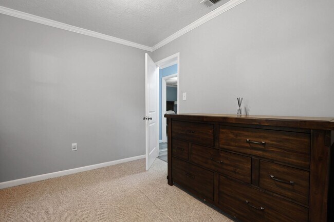 Building Photo - Settle Into Comfort in This Charming 3-Bedroom Home in Larchmont Estates