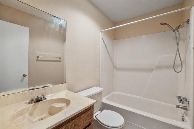 Building Photo - 906 Country Aire Dr