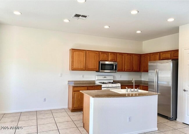 Building Photo - 3323 E Roadrunner Dr
