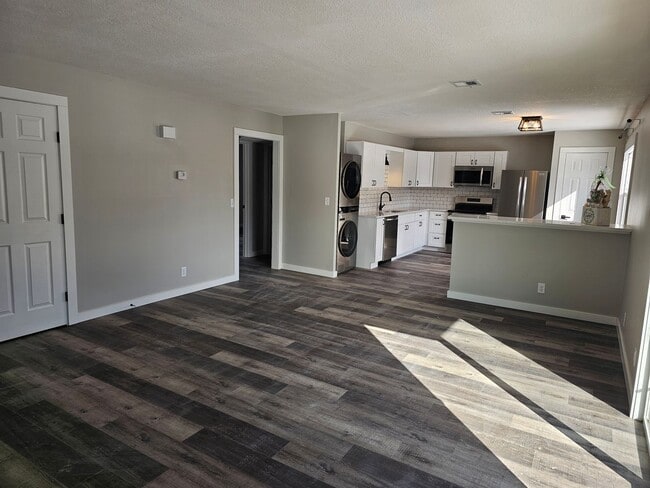 Building Photo - Like new large 2 bedroom apt coming available!