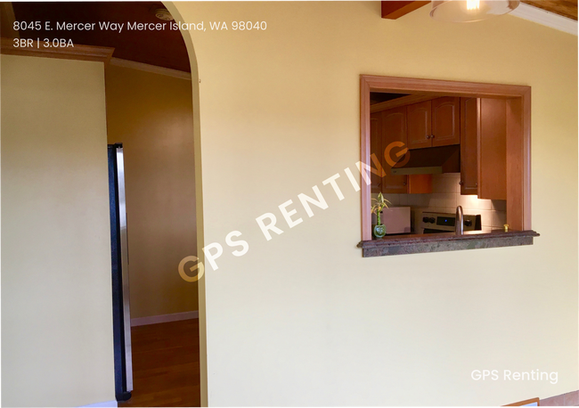 Building Photo - Elegant South Mercer Island Home with Lake...