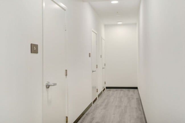 Building Photo - Coming Soon! Modern 2 Bed, 2 Bath Condo in Prime Ontario Location.