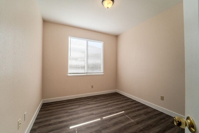 Building Photo - $200 OFF MOVE IN PRICE