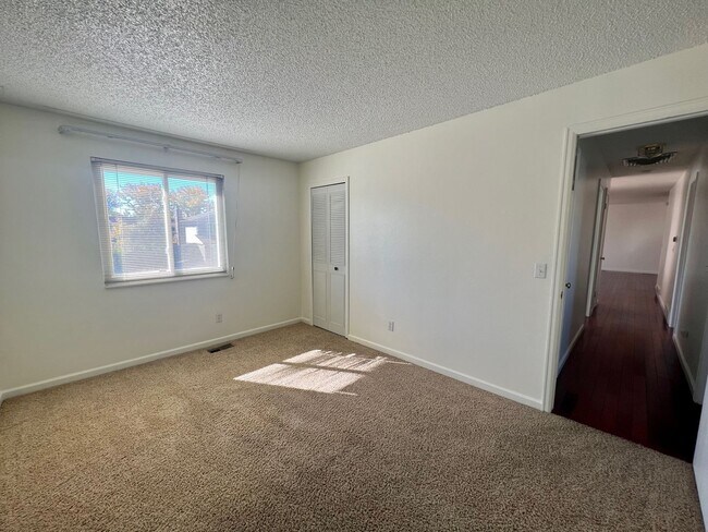 Building Photo - Spacious 3bed, 2.5 bath, Willow Park House in Aurora