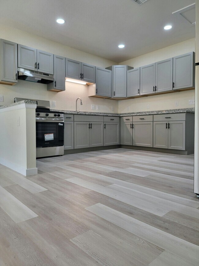 Building Photo - 119 Pine Island Dr