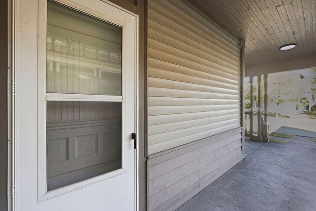 Building Photo - Newly Updated 3-Bedroom Home with Modern U...